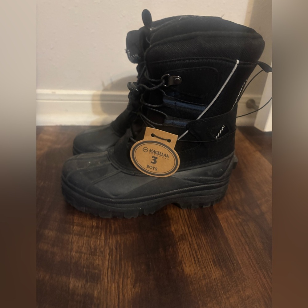 Snow boots! BRAND NEW